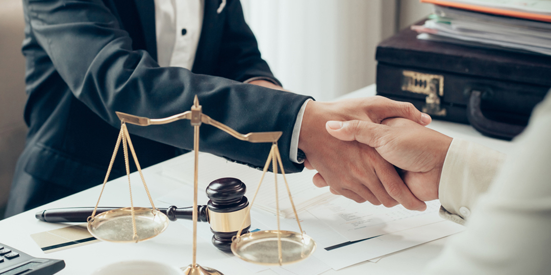 چگونه بهترین وکیل را انتخاب کنیم؟ راهنمای کامل انتخاب وکیل مجرب و قانونی 1 انتخاب وکیل